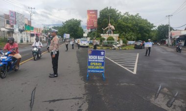 Hari-Ke-Sepuluh-Operasi-Keselamatan-2024-Sat-Lantas-Polres-Sikka-Berikan-Himbauan-Tertib-Berlalulintas