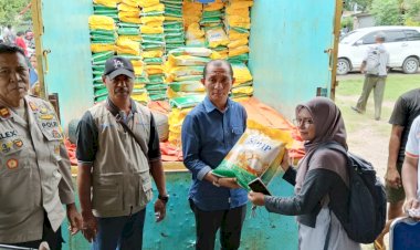 Pengamanan-Operasi-Pasar-Murah-Dari-Pemerintah-Kabupaten-Sikka,-Bank-Indonesia,-dan-Bulog-Sub-Drive-Maumere