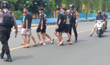 Komitmen-Hadirkan-Rasa-Aman-Bagi-Pengguna-Jalan:-Unit-Turjawali-Sat-Samapta-Polres-Sikka-Rutin-Lakukan-Patroli-dan-Pengaturan-Pagi