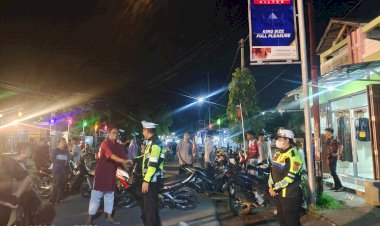 Satlantas-Polres-Sikka-Menjamin-Ketenangan-dan-Keselamatan-dengan-Mengatur-Lalulintas-Selama-Sholat-Tarawih