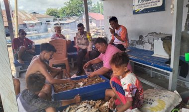 Bhabinkamtibmas-Kelurahan-Wolomarang-Membangun-Kemitraan-dengan-Warga-dan-Menjaga-Kamtibmas-Dengan-Intens-Melakukan-Patroli-Dialogis.