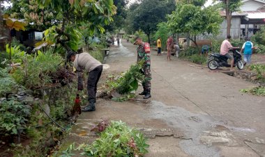 Bhabinkamtibmas-Polsek-Nita-Bersinergi-dengan-Warga-Dalam-Kegiatan-Kerja-Bakti