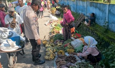 Bhabinkamtibmas-Bripka-Egidius-Patroli-Dialogis-di-Pasar-Lekebai-Untuk-Wujudkan-Kamtibmas