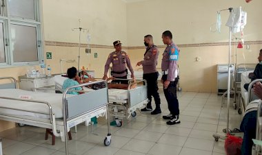 Kanit-II-SPKT-Polres-Sikka-dan-Tim-Periksa-Kondisi-Tahanan-di-Rumah-Sakit-Umum-TC-Hillers-Maumere