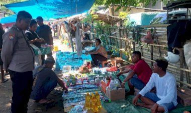 Bripka-Alvian-Rio-Manaya-Mantapkan-Pengamanan-Pasar-Mingguan-di-Desa-Reroroja
