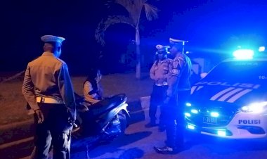 KBO-Satuan-Lalu-Lintas-Polres-Sikka-Pimpin-Kegiatan-Patroli-Lampu-Biru