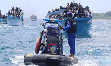 Pastikan-berjalan-Aman-dan-Lancar,-Kapolda-NTT-Pantau-Langsung-Pengamanan-Prosesi-Laut-Anta-Tuan-di-Kapela-Tuan-Meninu