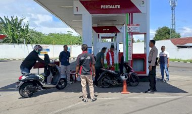 Jelang-Mudik-Lebaran,-Sat-Reksrim-Polres-Sikka-Lakukan-Pengecekan-Kondisi-BBM-dan-Pengamanan-Pengisian-BBM-di-SPBU-pada-jam-padat-pengisian
