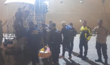 Kedatangan-KM.-Bukit-Siguntang-ke-Pelabuhan-Laut-L.-Say-Maumere-Dipantau-Ketat-oleh-Aparat-Keamanan