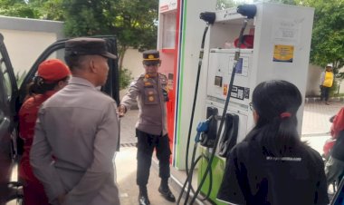 Kasat-Binmas-Polres-Sikka-Himbau-Petugas-SPBU-untuk-Menjaga-Ketertiban-dalam-Pengisian-BBM