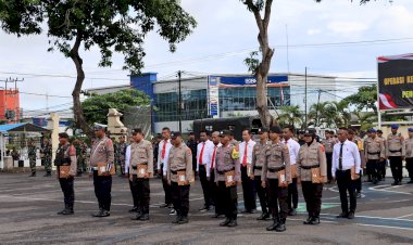 Kapolres-Sikka-Berikan-Penghargaan-kepada-16-Personilnya-yang-Berprestasi