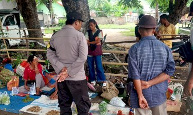 BHBINKAMTIBMAS-POS-POL-NDETE-AMANKAN-AKTIVITAS-JUAL-BELI-DI-PASAR-SAMBIL-SAMPAIKAN-PESAN-KAMTIBMAS