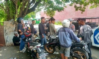 Keselamatan-Jalan-Raya-Diutamakan:-Unit-Kamsel-Polres-Sikka-Gelar-Binluh-dan-Himbauan-di-Pangkalan-Ojek-Maumere