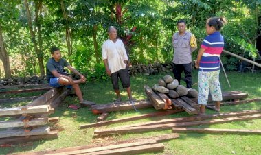 Jaga-Kondusifitas-Wilayah,-Bhabinkamtibmas-Desa-Wairbleler-Sambangi-Warga-Titipkan-Pesan-Kamtibmas