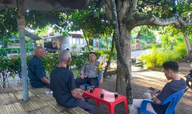 Bhabinkamtibmas-Desa-Koting-Duduk-Bersama-warga-Berikan-Himbauan-Kamtibmas