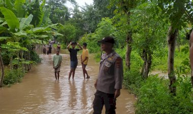 Banjir-dan-Longsor -Akibat-Curah-Hujan-Tinggi,-Polsek-Kewapante-Tinjau-Langsung-Lokasi-Terdampak