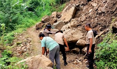 Pembersihan-Material-Longsor-di-Jalan-Raya-Tanangalu-Peipenga:-Upaya-Bersama-Menjaga-Keselamatan-dan-Akses-Transportasi
