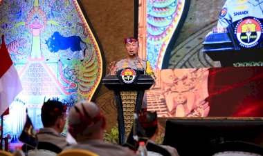 Kadiv-Humas-Polri-Beri-Penghargaan-ke-7-Anggota-dengan-Nilai-Sertifikasi-Kompetensi-Terbaik