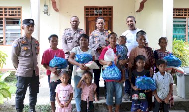 Kasat-Binmas-Polres-Sikka-Berikan-Bantuan-kepada-Lansia-dan-Anak-Stunting-di-Desa-Tebuk