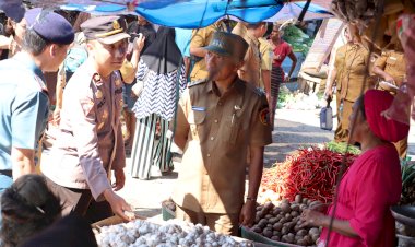 Wakapolres-bersama-Forkopimda-Kabupaten-Sikka-laksanakan-monitoring-bahan-kebutuhan-pokok-masyarakat-di-Pasar-Alok-Maumere