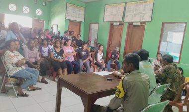 Bhabinkamtibmas-Kelurahan-Wailiti-Gelar-Tatap-Muka-dengan-250-Warga-Penerima-Bantuan-Sembako