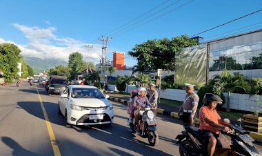 Personil-Satlantas-Polres-Sikka-Gelar-Strong-Point-Pagi,-Jamin-Kelancaran-Lalu-Lintas