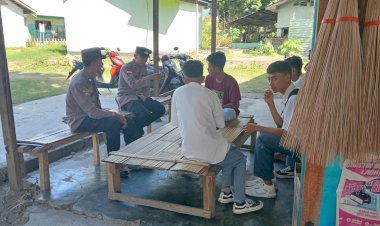 Anggota-Satuan-Binmas-Polres-Sikka-Himbau-Para-Pelajar-Untuk-Menjaga-Ketertiban-Dan-Keamanan