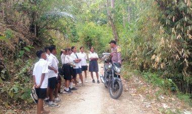 Temui-Pelajar-Saat-Pulang-Sekolah,-Bhabinkamtibmas-Polsek-Nita-Berikan-Himbauan