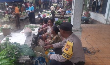Sambang-Pasar,-Bhabinkamtibmas-Polsek-Waigete-Lakukan-Patroli-dan-Sampaikan-Pesan-Kamtibmas