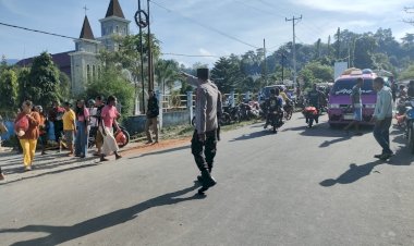 Piket-Jaga-Polsubsektor-Lekebai-Melaksanakan-Patroli-dan-Pengaturan-Lalin-di-Pasar-Tradisional-di-wilayah-Hukum-Polsubsektor-Lekebai,-Polsek-Paga,-Polres-Sikka.