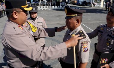Kapolres-Sikka-Pimpin-Upacara-Kenaikan-Pangkat-untuk-Kompol-Margono,-SE