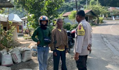 Kegiaatan-Patroli-Sambang-yang-dilakukan-oleh-Bhabinkamtibmas-Bripka-Egidius-Funan-di-Desa-Mbera,-Kec.-Mego,-Kab.-Sikka.