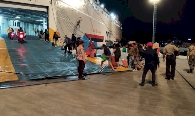 PENGAMANAN-KEBERANGKATAN-KM.-RUCITRA-VII-OLEH-PERSONIL-POSPOL-KP3-LAUT-POLSEK-ALOK