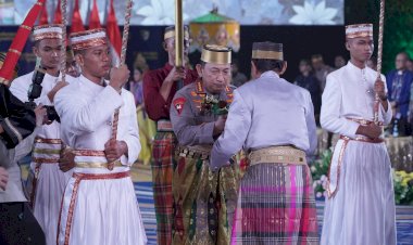 Kapolri-Diberi-Gelar-Adat-Pusaka-oleh-Dewan-Adat-dan-Kerajaan-di-Sulawesi-Selatan
