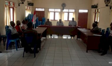 Wakapolsek-Lela-Aiptu-Yustinus-G-Sina-bersama-Kanit-Intelkam-dan-Kanit-Reskrim-Melaksanakan-Kegiatan-Karifikasi-Pemasangan-Pilar-Pada-Bidang-Tanah-Sengketa.