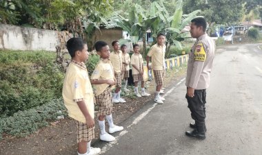 Kegiaatan-Patroli-Sambang-ke-sekolah -SMP-Pancasila-Lekebai-Dilakukan-Oleh-Bhabinkamtibmas-di-Desa-Mbera,-Kec.-Mego,-Kab.-Sikka