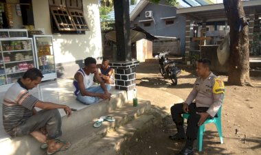 Penuh-Keakraban,-Bhabinkamtibmas-Polsek-Nelle-Sambang-Warga-Binaanya