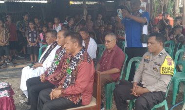Kanit-Sabhara-Lela-AIPDA-I-Nengah-Mertayasa-bersama-Bhabinkamtibmas-AIPDA-Adrianus-Nonte-menghadiri-dan-Pam-Kegiatan-Peletakan-Baru-Pertama-Pembangunan-SDK-Lela