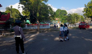 Kegiatan-Pengamanan-dan-Pengaturan-Lalu-Lintas-oleh-Anggota-Polsek-Alok-di-Maumere