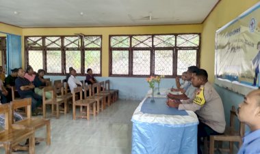 Bripka-Egydius-Funan,-bhabinkamtibmas-Desa--Bhera,-mengikuti-kegiatan-pengumuman-kelulusab-SMP-Pancasila-di-Kec.-Lekebai,-Kab.-Sikka.