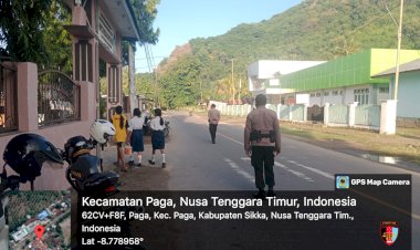 Aipda-Fransiskus-Lister-dan-Aipda-Melkishua-Bayan-melaksanakan-Strong-Poin-di-jalan-Trans-Nasional