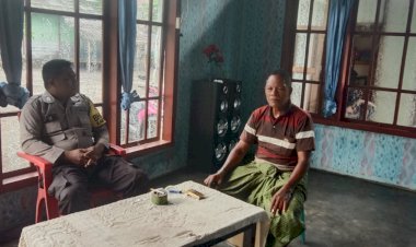 Kegiaatan-Patroli-Sambang-yang-dilakukan-oleh-Bhabinkamtibmas-Polsek-Lela-Aipda-Adrianus-Nonte-di-Desa-Lela,-Kec.-Lela,-Kab.-Sikka