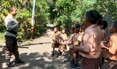 Bhabinkamtibmas-Polsek-Nita-Berikan-Motivasi-Belajar-Kepada-Anak-Sekolah-Dasar