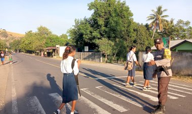 BHABINKAMTIBMAS-DESA-WAIRBLELER-AIPTU-JOHANIS-BERTHY-DAHOKLORY -MELAKSANAKAN-STRONG-POINT,-PENGATURAN-LALU-LINTAS-DI-SMP-PGRI-WAIGETE