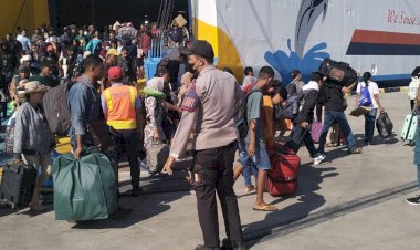 KP3-LAUT-LAKSANAKAN-PENGAMANAN-KEDATANGAN-KM-DHARMA-RUCIYRA-VII-DI-PELABUHAN-L.-SAY-MAUMERE