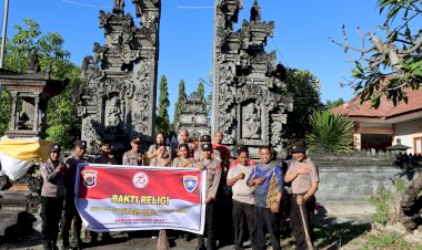 Sat-Binmas-Polres-Sikka-Bersihkan-Tempat-Ibadah-Sambut-Hari-Bhayangkara-ke-78