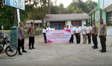 Anggota-Pospol-Talibura-Melaksanakan-Pegamanan-dan-Pengawalan-Kegiatan-Gerak-Jalan-Santai-Oleh-Ikatan-Bidan-Ranting-Watubaing