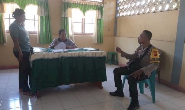 Bhabinkamtibmas-Desa-Wairterang-Kunjungi-Dua-Sekolah-untuk-Sosialisasi-Kamtibmas