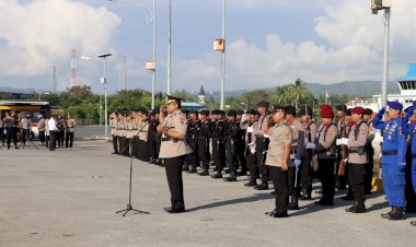 Polres-Sikka-Memperingati-Hari-Bhayangkara-ke-78-dengan-Upacara-Tabur-Bunga-di-Pelabuhan-Lorens-Say-Maumere