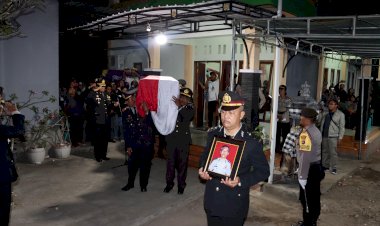 Kapolres-Sikka-AKBP-Hardi-Dinata-H.,-S.I.K.,-M.M.,-Pimpin-Upacara-Pelepasan-Jenazah-Almarhum-Iptu-I-Ketut-Budi-Swardana